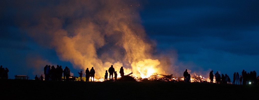 Du betrachtest gerade Rügen im April: Urlaub mit der Familie & Ostsee-Osterfeuer!