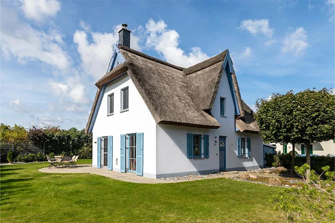 Ferienhaus Glowe am Meer: Familienfreundliches Reethaus Nordlicht mit 3 Schlafzimmern, Sauna und Spielplatz am Park.