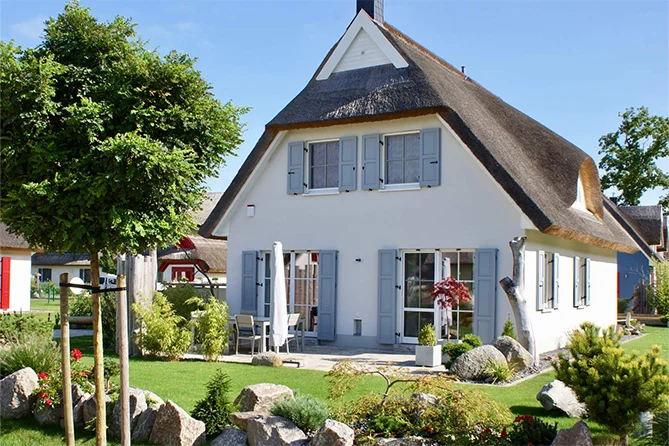 Ferienhaus Glowe mit Pool: Modernes Luxus-Ferienhaus Poolhaus für bis zu 8 Personen mit Sauna und 4 Schlafzimmern.