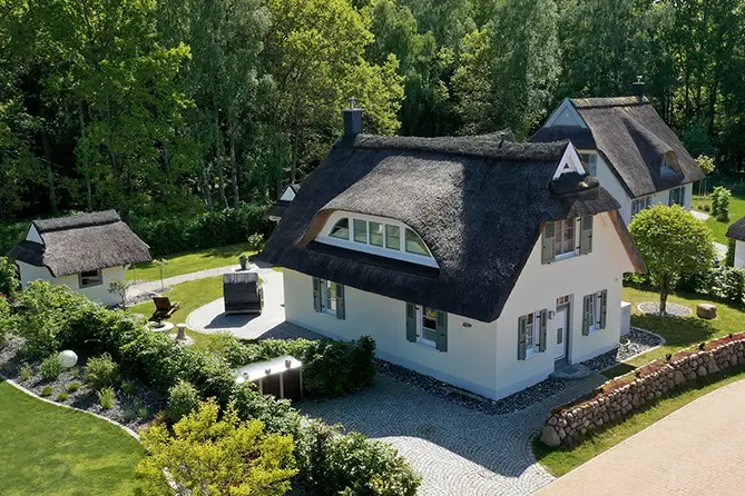 Außenansicht vom Luxus-Ferienhaus Zeitlos in Glowe auf Rügen mit Sauna und separatem Büro.